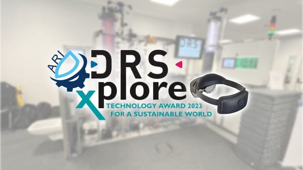Das DRS Xplore ARI Logo mit einer HoloLens 2, auf einem Bild der fertigen Wasserzubereitungsanlage.